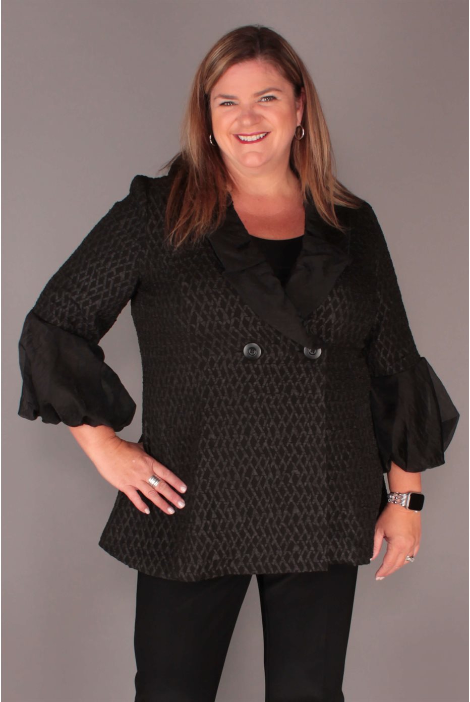 Veste évasée en jacquard noir avec manches pouffantes en organza
